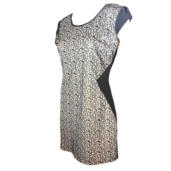 Hourglass dress with gold/black net texture - Picture 3 of 5